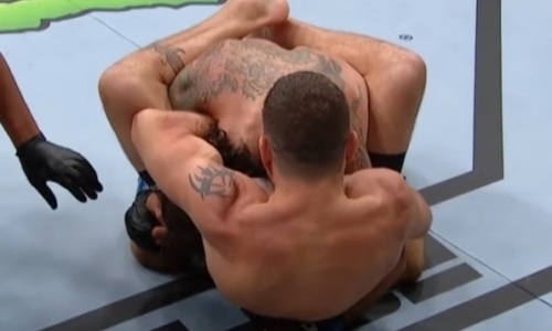 Ветерана UFC усыпили «гильотиной» за 58 секунд первого раунда. Видео