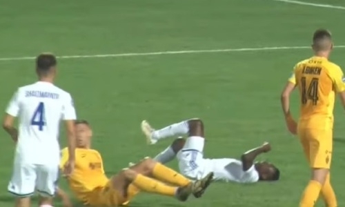 Футболист «Кайрата» в своей штрафной ударил соперника коленом в спину, судья никак не отреагировал. Видео