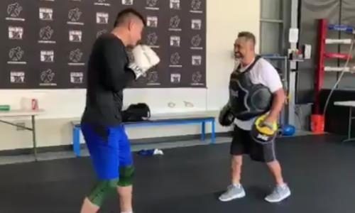 «В мексиканском стиле». Казахстанский нокаутер показал видео работы с тренером Энди Руиса