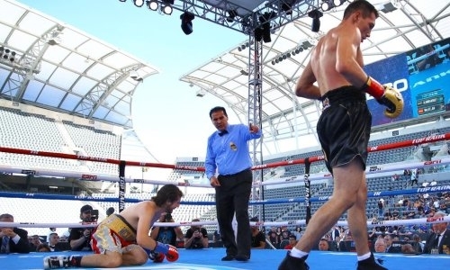 Отомстил за Бората. Видео боя Жанибека Алимханулы с двумя нокдаунами и нокаутом