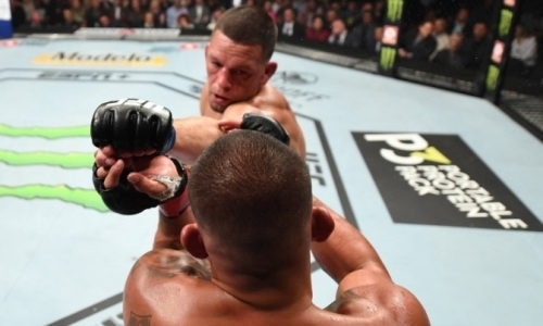 Известный файтер UFC триумфально вернулся в клетку спустя три года после поражения от Макгрегора. Видео