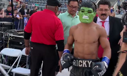 Битый казахстанцем боксер с 35 победами вышел на бой в маске Халка и был нокаутирован. Видео