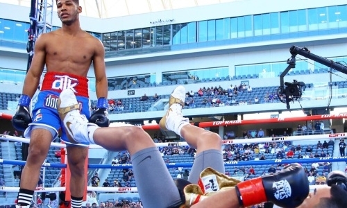Разозленный боксер дважды отправил соперника в нокдаун и нокаутировал за 102 секунды. Видео