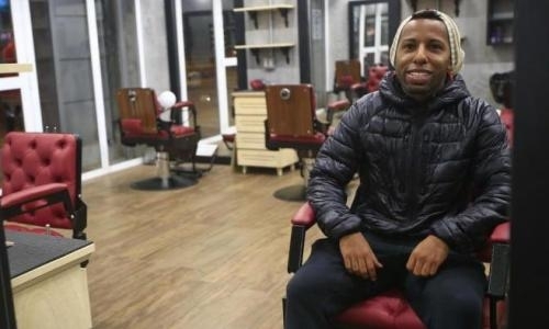 «Всегда готовый обслужить». Игрок «Актобе» стал парикмахером