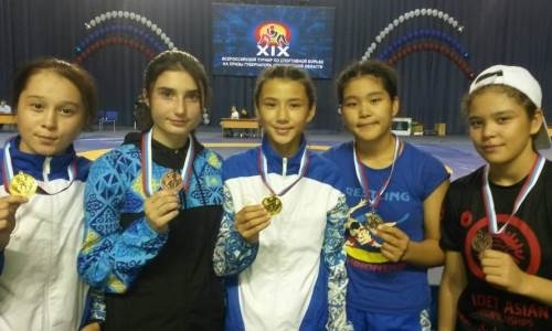 Казахстанки завоевали пять медалей на международном турнире по вольной борьбе в России