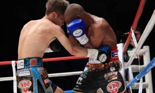 Как чемпион мира воскрес после нокдауна и выиграл нокаутом титульный бой. Видео