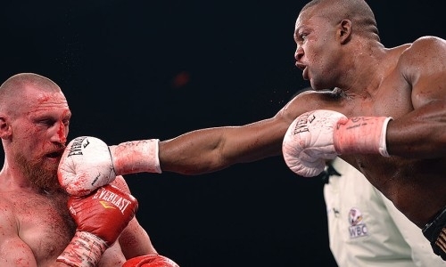 Чемпион WBC с 26 победами уронил российского проспекта в Челябинске и сохранил свой титул