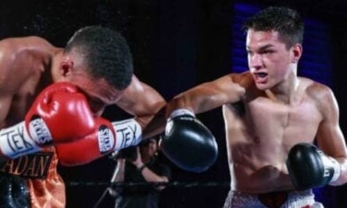 Американский нокаутер избивал ветерана в титульном бою, пока тот не рухнул на ринг. Видео