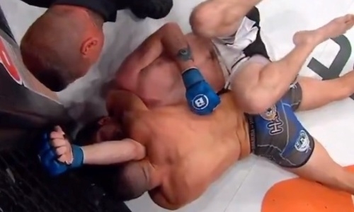 Однорукий боец «задушил» соперника в дебютном бое в Bellator. Видео дня