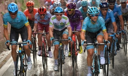 «Подъезжаем к горам». Капитан «Астаны» лидирует в зачете лучшего молодого гонщика «Вуэльты Испании»