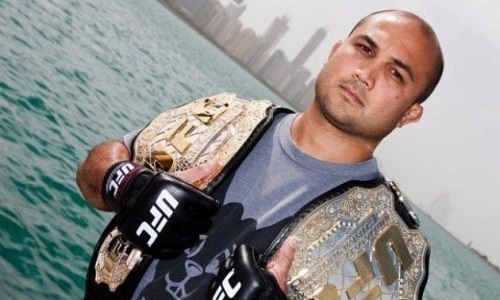 Бывшего чемпиона UFC нокаутировали на улице
