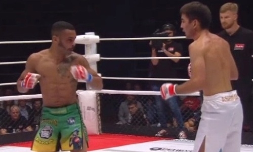 Как Арману Ашимову с вертушки разбили нос, но он все равно выиграл. Видео