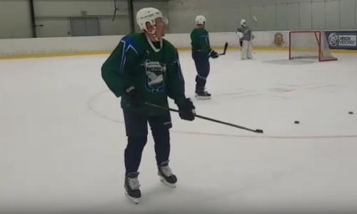 Форвард казахстанского клуба показал удивительный трюк с клюшкой и шайбой