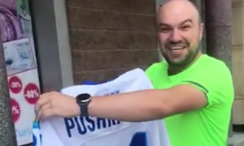 «Не раздаривай майки». Известный комментатор потроллил экс-игрока «Барыса»