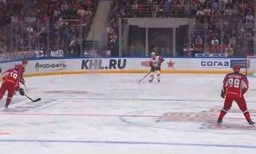Прямо как «Барысу». Хоккеист «Авангарда» снова забросил фантастическую шайбу со своей половины. Видео