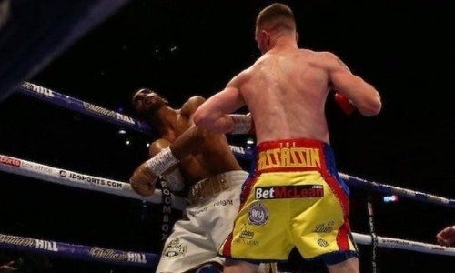 «Убийца» серией апперкотов отправил боксера с 21 победой в жестокий нокаут. Видео