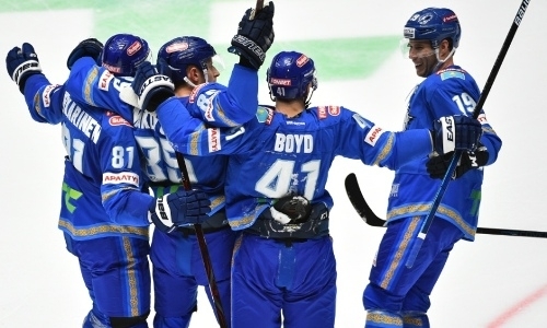 «Вбрасывали — и бежали топтать». Показанный «Барысом» против «Амура» хоккей считают крутым. Почему?