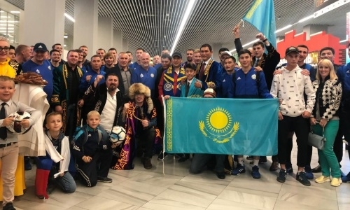 Казахская диаспора тепло встретила сборную Казахстана в Калининграде