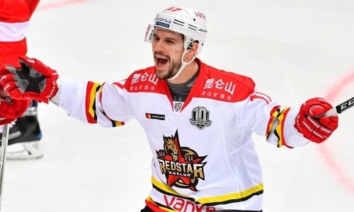 «Грязный прием канадца». В России возмущены грубым фолом на игроке «Барыса»