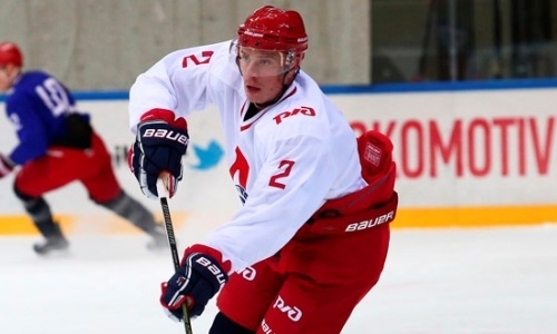 Бывший хоккеист сборной Казахстана забил гол в КХЛ мощным броском из средней зоны. Видео