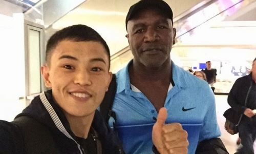 Казахстанский чемпион WBC встретился с легендарным Холифилдом