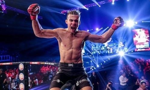 Непобежденный файтер Bellator оформил жестокий нокаут над американцем с 23 победами. Видео