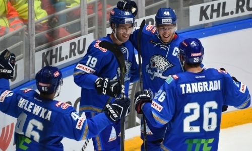 «Надежный и мощный». В России назвали главных звезд «Барыса» и оценили его старт в КХЛ