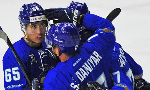 Самат Данияр забросил первую шайбу в ВХЛ с шикарной передачи Жайлауова. Видео