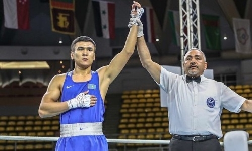 Чемпион Азии из Казахстана выиграл бой с нокдауном на старте чемпионата мира по боксу