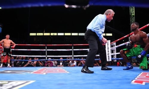 «Жертву» Ислама увезли в больницу после поражения нокаутом в титульном бою. Видео