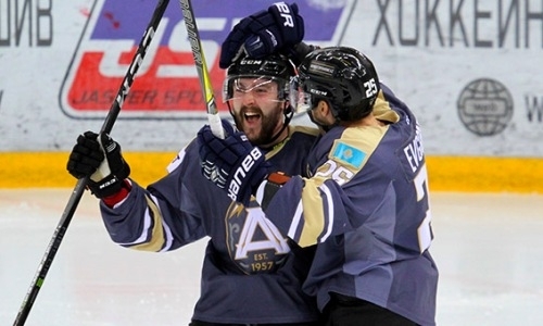 Форвард казахстанского клуба забросил шикарную шайбу из-за ворот. Видео