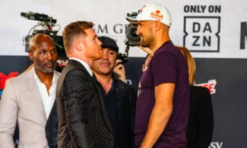 «Канело» после заявлений о Головкине провел первую дуэль взглядов с Ковалевым. Видео