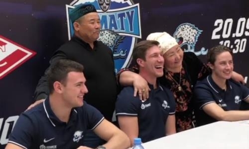 Хоккеистов «Барыса» расцеловали в Алматы. В Сеть попало милое видео