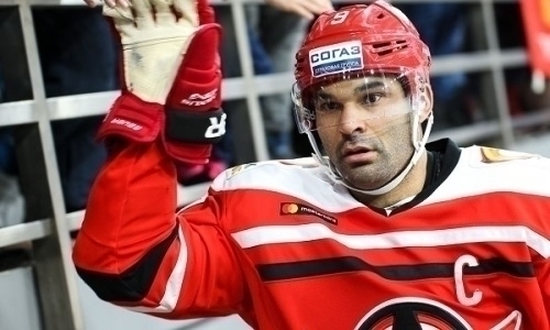 Хоккеист сборной Казахстана помог своему клубу одержать восьмую подряд победу со старта сезона КХЛ