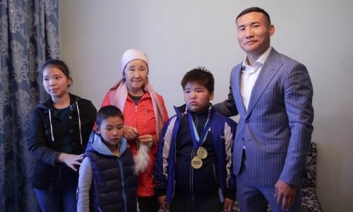 Канат Ислам подарил матери-одиночке с восемью детьми квартиру в Нур-Султане