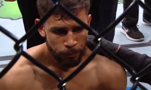 Главный бой вечера в UFC закончился странным образом уже на 15-й секунде. Видео