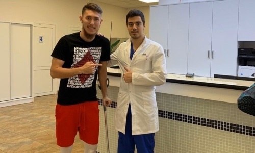 Форвард сборной Казахстана прооперирован в Москве. Названы сроки восстановления