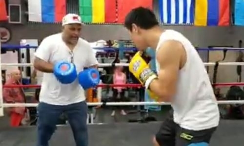 Алимханулы показал видео работы на лапах с тренером перед боем в США