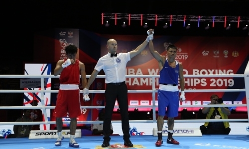 Фото с боя чемпионата мира-2019 Сафиуллин — Газибаев