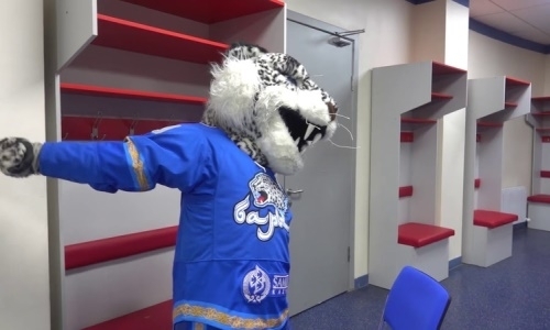 Видео посещения маскота «Барыса» юных алматинских хоккеистов
