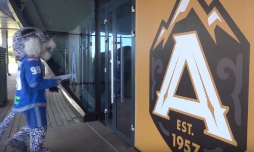 Талисман «Барыса» заглянул на матч «Алматы»