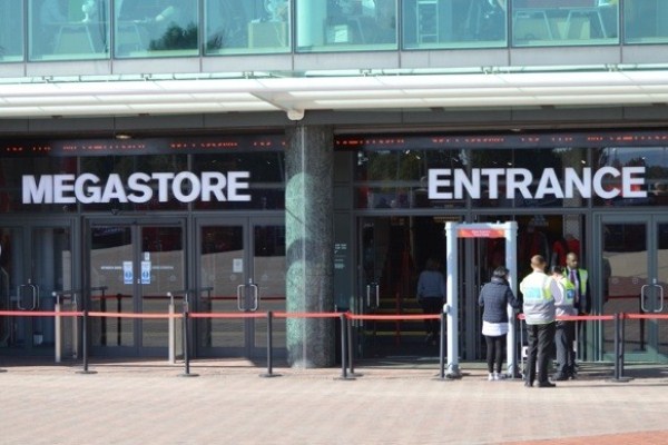 «Добро пожаловать на „Олд Траффорд“». Как живет Манчестер перед матчем «МЮ» — «Астана»