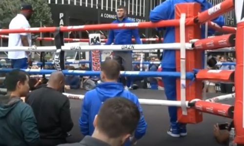 Казахстанский нокаутер провел тренировку перед боем в андеркарде боя Головкин — Деревянченко. Видео