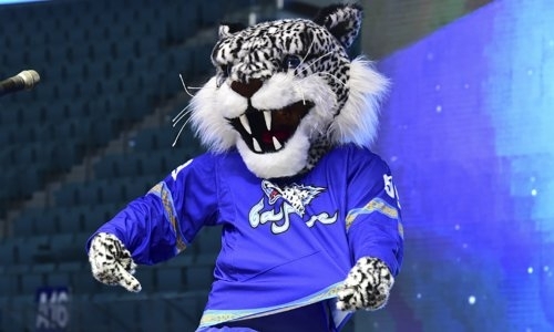 Всегда готов помочь. КХЛ отметила забавный эпизод с участием судей и талисмана «Барыса» 