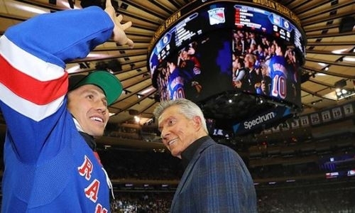 Головкин посетил матч любимой команды НХЛ перед боем за два титула чемпиона мира