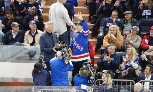 Головкин под овации и коронную песню эффектно появился перед публикой на хоккейном матче. Видео