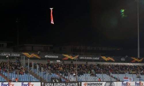 Матч Лиги Европы с участием футболиста «Астаны» едва не был сорван из-за дрона с сепаратистским флагом. Видео