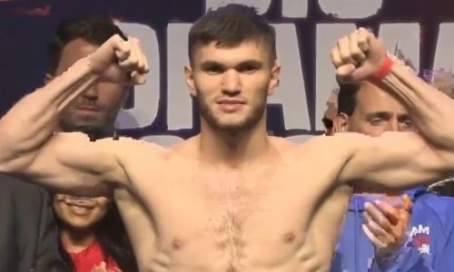 Казахстанский нокаутер прошел взвешивание перед боем за пояс WBC в андеркарде Головкин — Деревянченко