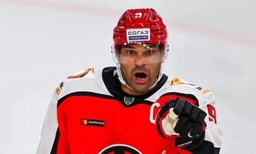 Форвард сборной Казахстана подрался в проигранном его командой матче КХЛ. Видео