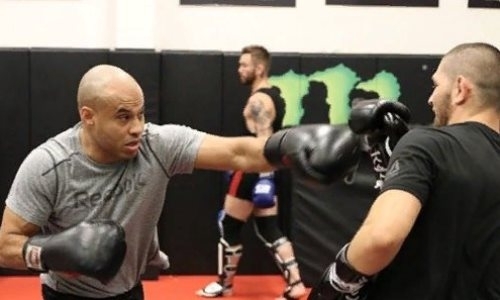 Скандальный менеджер Нурмагомедова подрался с экс-чемпионом UFC. Видео